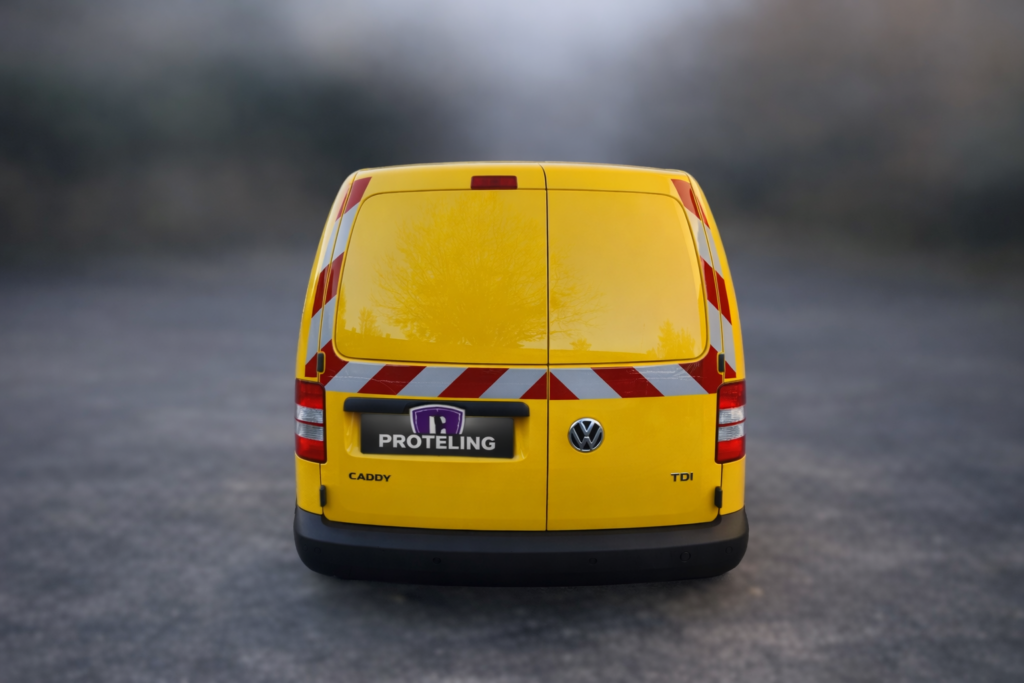 face arrière d'un Volkswagen Caddy utilitaire en total covering jaune avec pose bande rélfléchissante pour convoi exceptionnel par Proteling à Amblainville Oise Val d'Oise